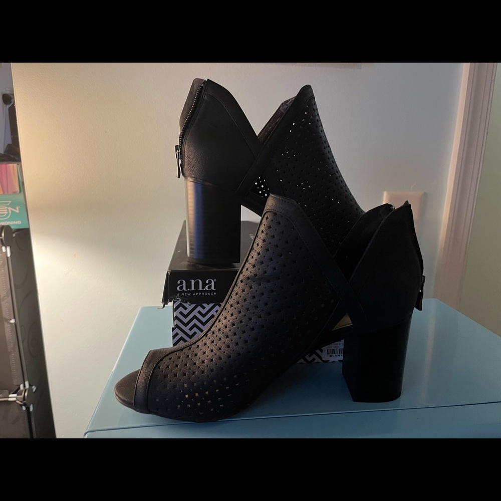 New black sandals